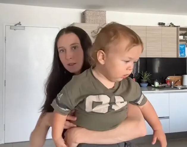 كلوي ساتون تحمل ابنها