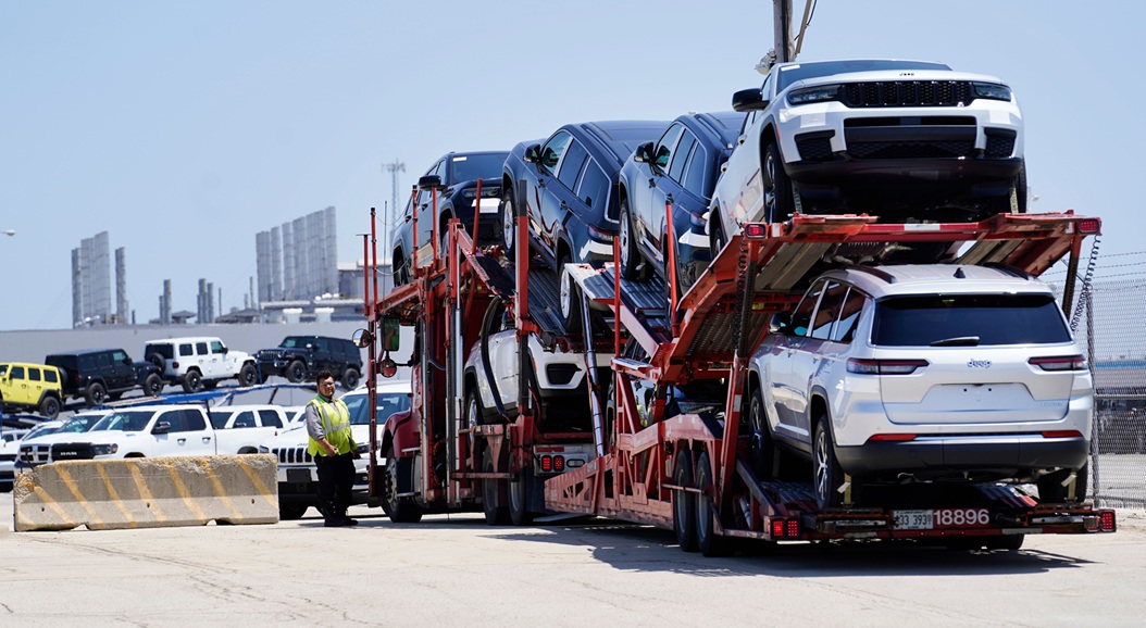 سيارات على متن عربة نقل أمام مصنع ستيلانتيس في الينوي