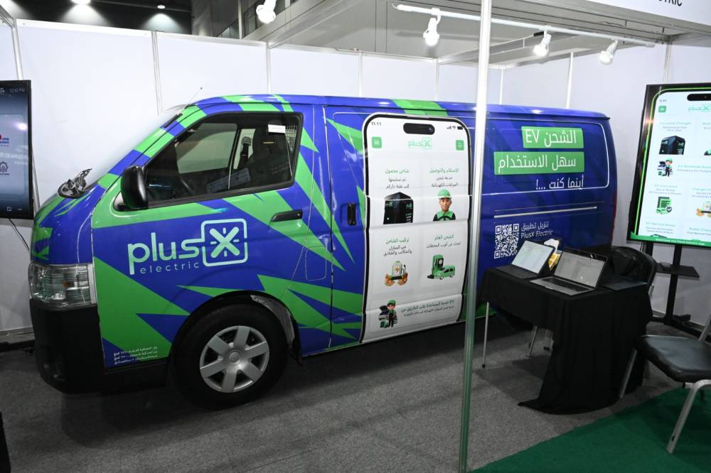 «تنقّل المستقبل» يستعرض سيارات سباق وتقنيات شحن