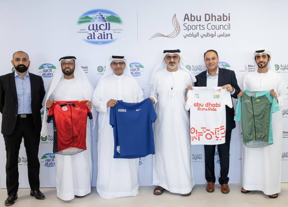 لقطة تذكارية عقب توقيع الاتفاقية