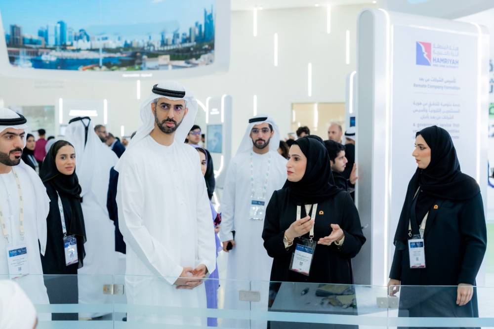 وزراء ومسؤولون يزورون جناح الشارقة في «جيتكس»