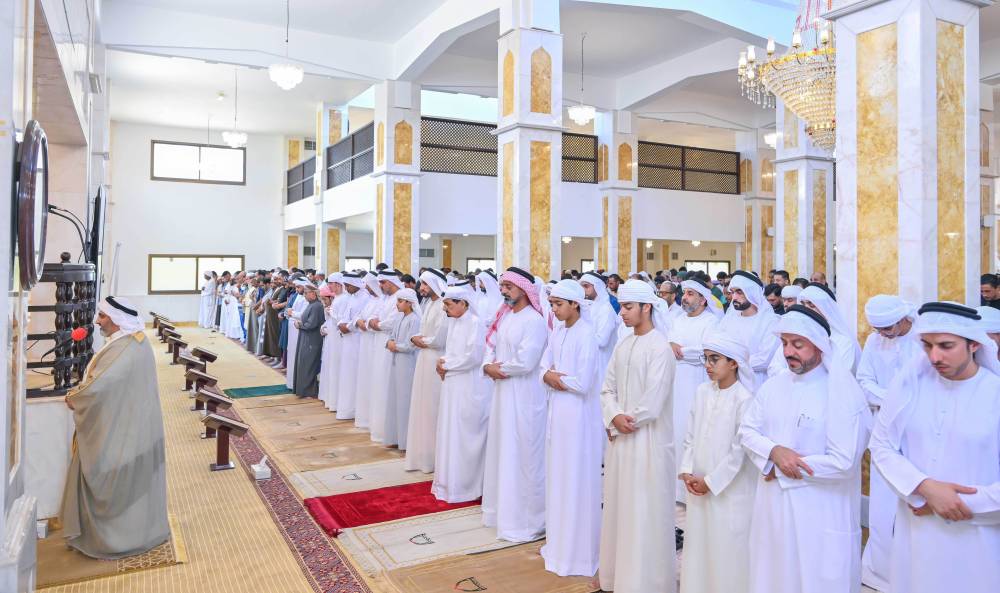 المصلون يستجدون غيث السماء في مساجد الدولة