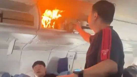 ذعر وهلع بالجو.. «بطارية» تشعل حريقاً في طائرة صينية (فيديو)