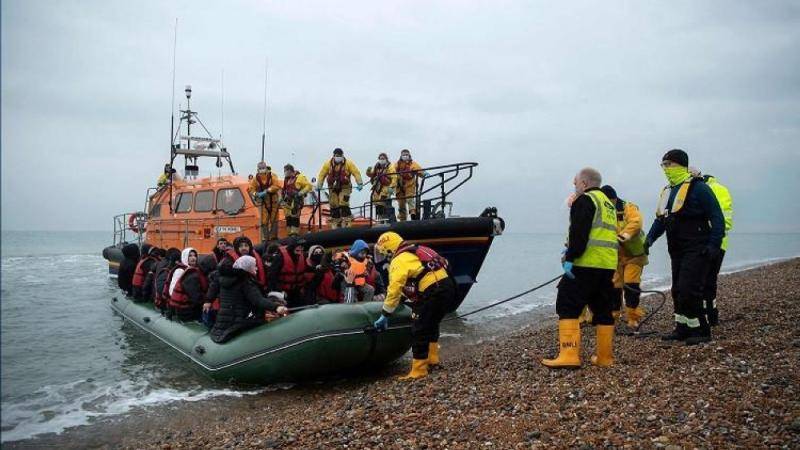 فرنسا تنقذ 185 مهاجراً في 24 ساعة خلال عبورهم المانش