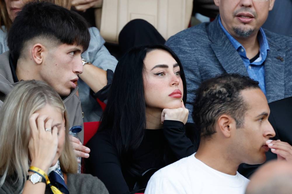 نيكول تتابع المباراة