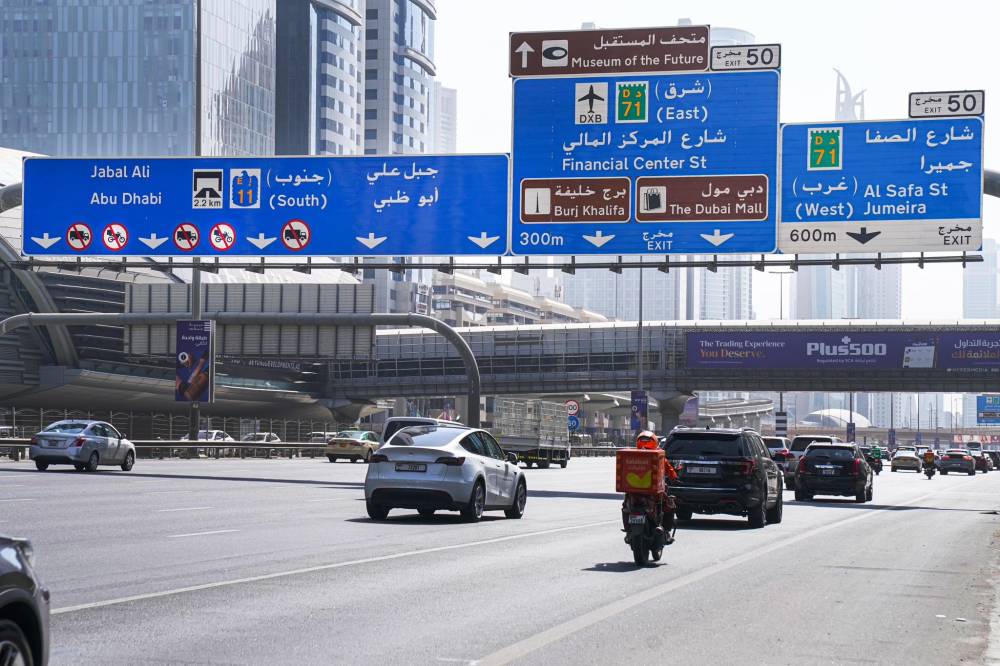 تعرف إلى شروط قيادة دراجات التوصيل في مسارات دبي السريعة.. وقيمة المخالفات