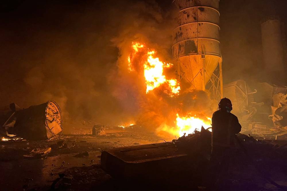  إطفاء حريق اندلع في منشاة صناعية في جنوب لبنان جراء غارة جوية اسرائيلية(أ.ف.ب))