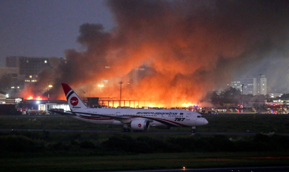 الحريق في مطار دكا