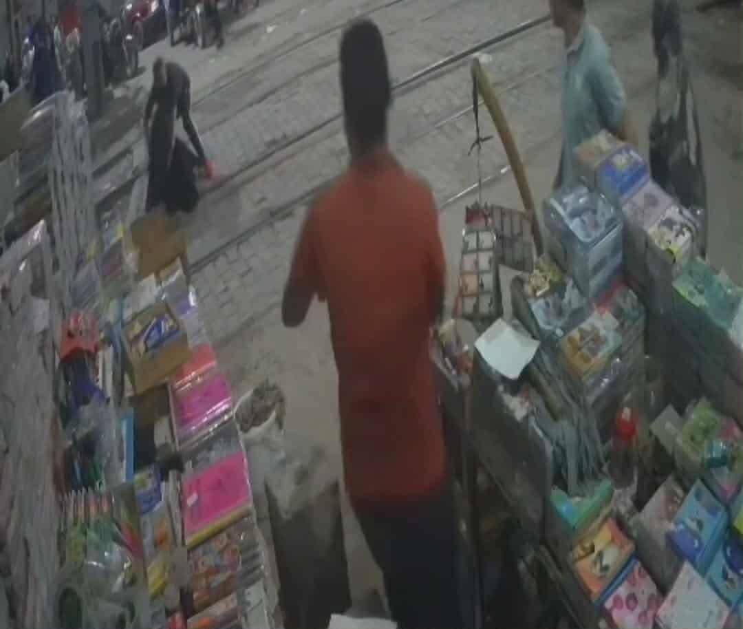 يقظة مراقب تنقذ مصرية من الموت تحت عجلات القطار في المنيا (فيديو)