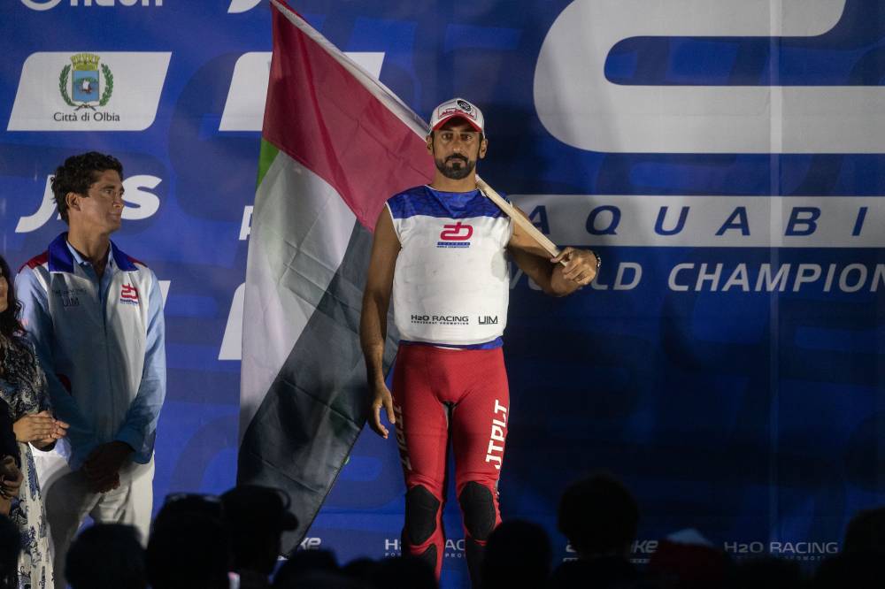 راشد الملا بطل الإمارات على منصة التتويج