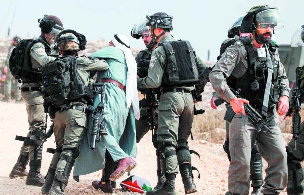 جنود الاحتلال يعتدون على مسن فلسطيني في قرية ترمسعيا قرب رام الله (أرشيفية)