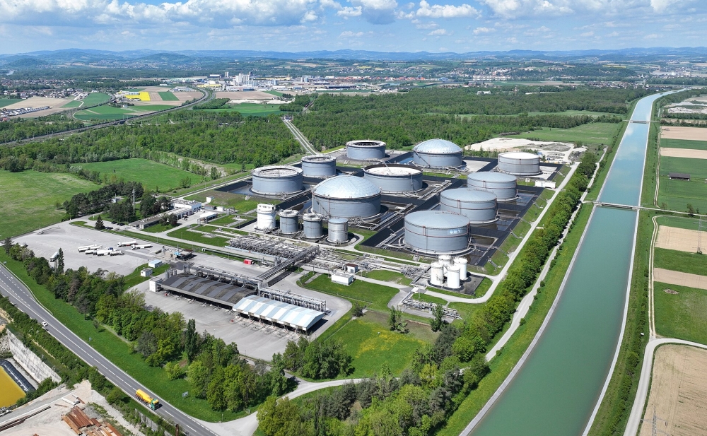 مخازن تابعة لشركة «أو إم في» (أرشيفية)