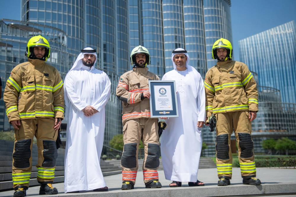 «مدني دبي» تدخل «غينيس» بأسرع زمن لصعود برج خليفة عبر السلالم
