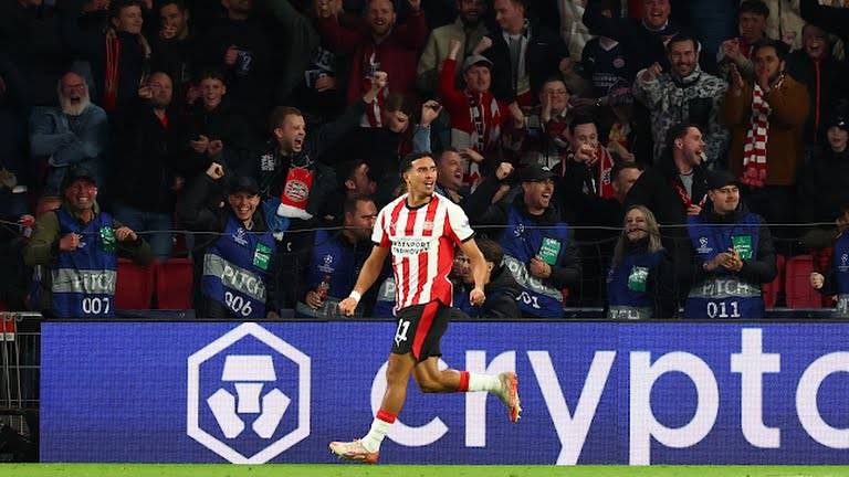 أيندهوفن يمطر شباك نابولي بسداسية في دوري الأبطال