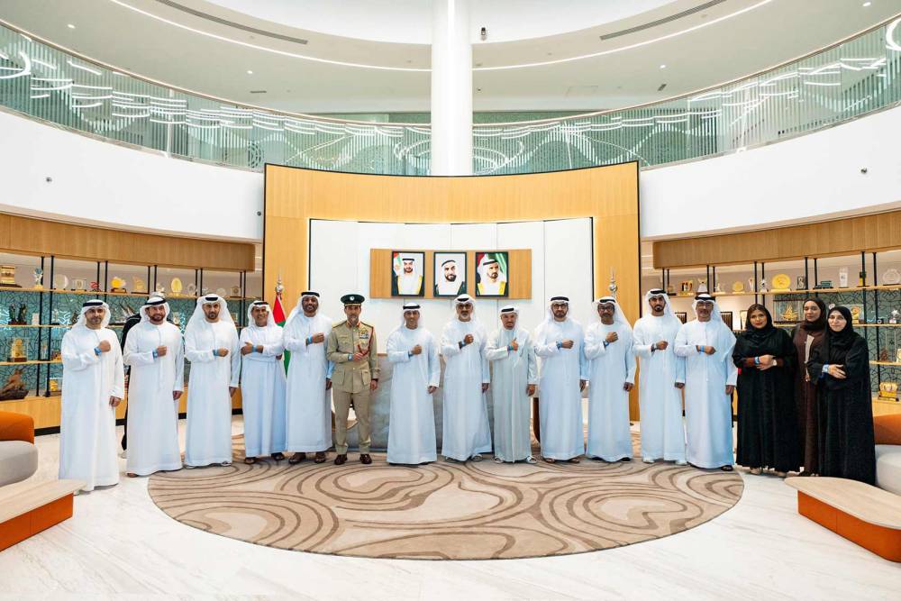 لقطة تذكارية لأحمد بالهول الفلاسي والمسؤولين الرياضيين  