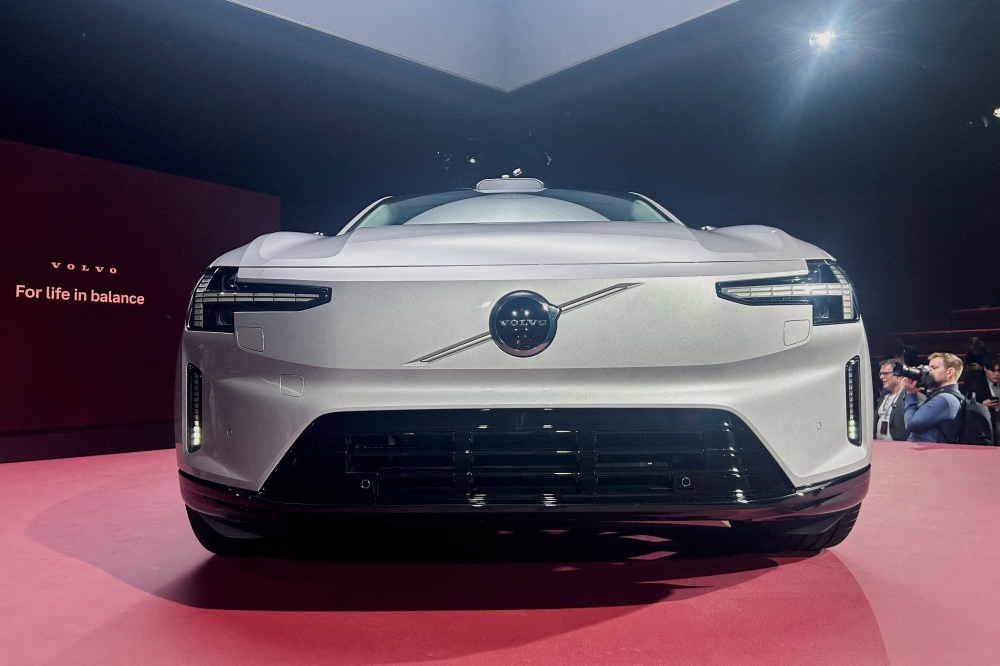 عرض سيارة فولفو السيدان الكهربائية كارز ES90 في ستوكهولم