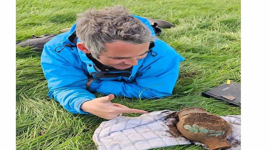 هاوٍ يجد 15000 عملة ذهبية رومانية في ويلز