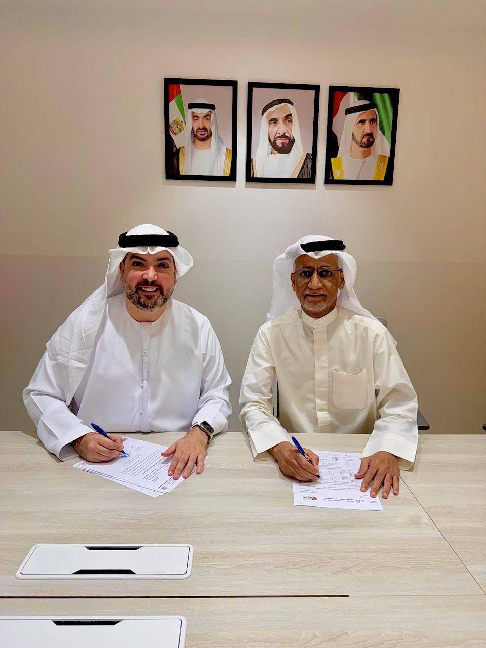 المطوع والجابري خلال توقيع عقد الرعاية