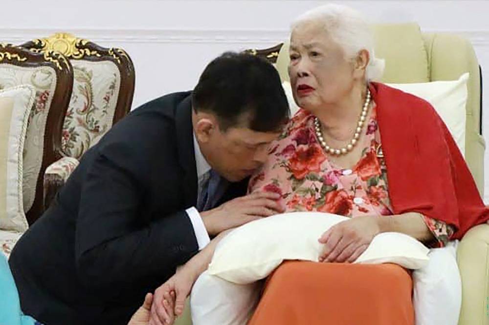 ملكة تايلاند السابقة سيريكيت ووالدة الملك الحالي