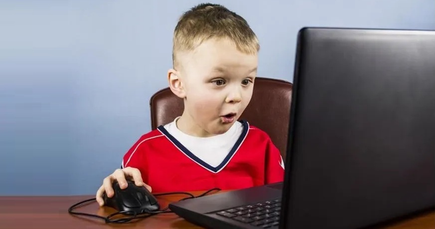 إدمان الإنترنت خطر على الأطفال