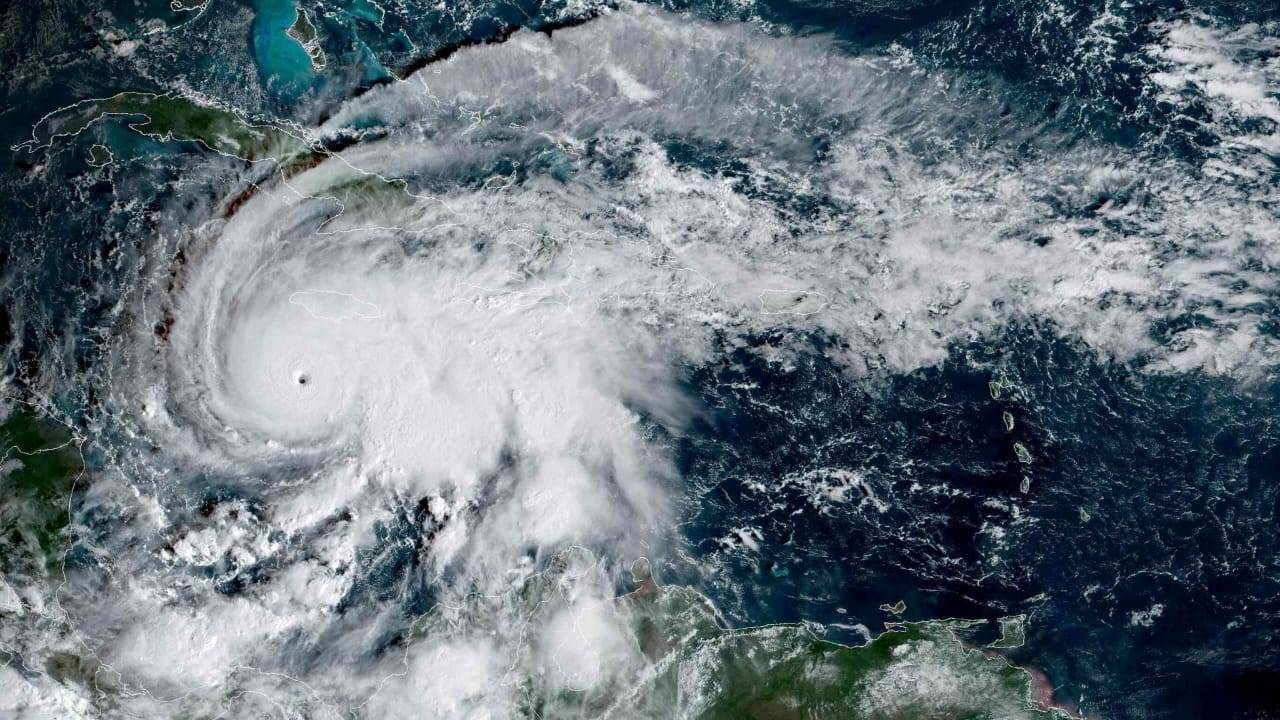 هروب جماعي في جامايكا.. إعصار «ميليسا» يهدد المدن الساحلية بفيضانات كارثية