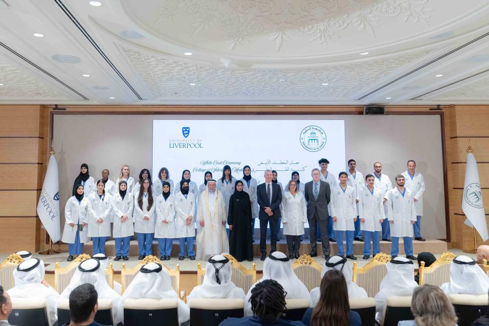 حاكم الشارقة يشهد حفل المعطف الأبيض ويفتتح مختبرات كلية الطب البيطري في جامعة الذيد