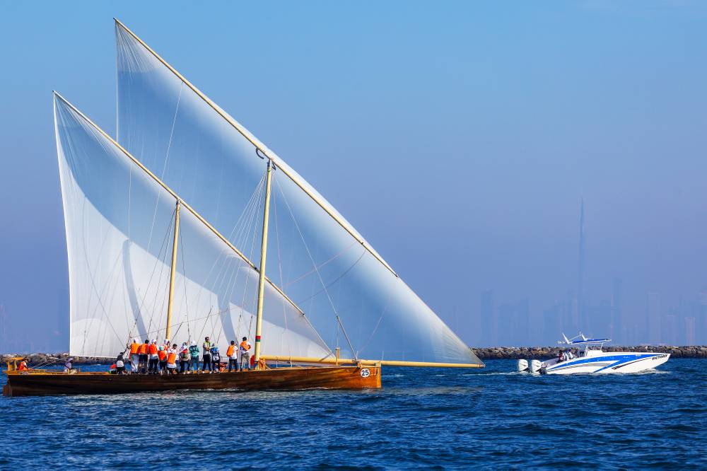 سباق دبي للسفن الشراعية 60 قدماً يجذب نخبة المشاركين