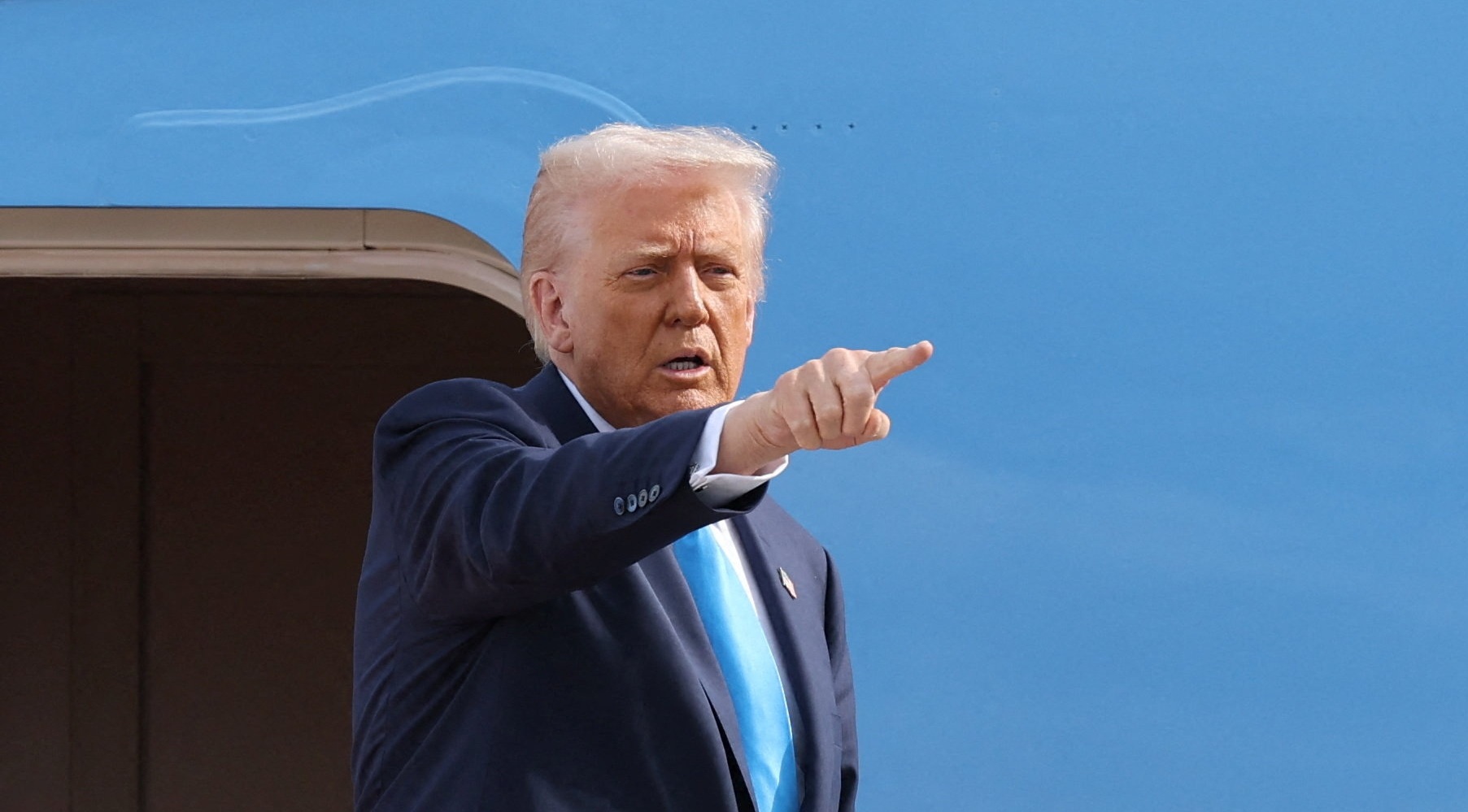 دونالد ترامب يغادر طوكيو