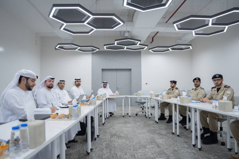 سعيد حارب وأعضاء اللجنة خلال الاجتماع