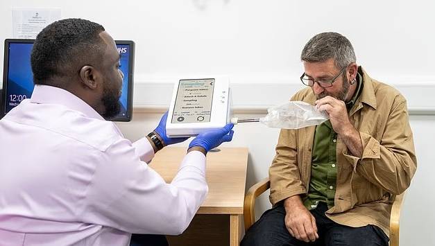 طبيب عام يجري فحصاً لمريض 