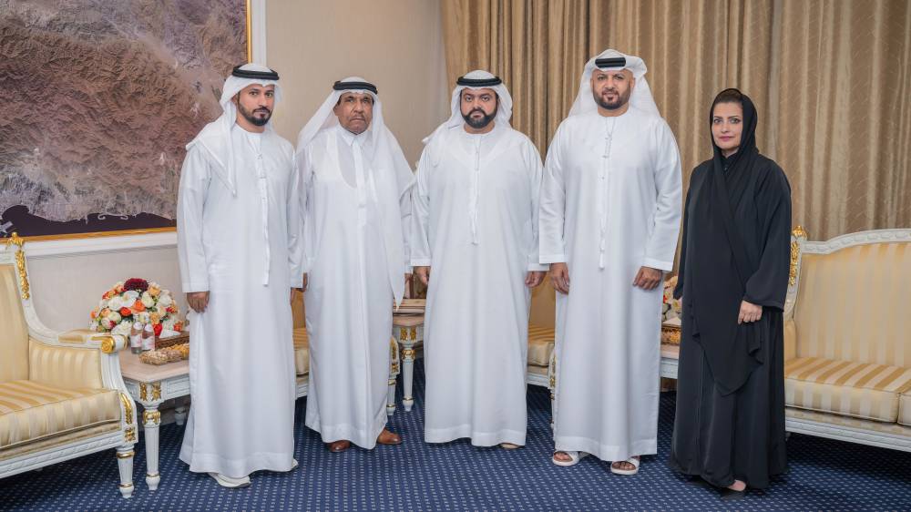 محمد بن حمد مع الرزوقي ووفد اتحاد الكاراتيه