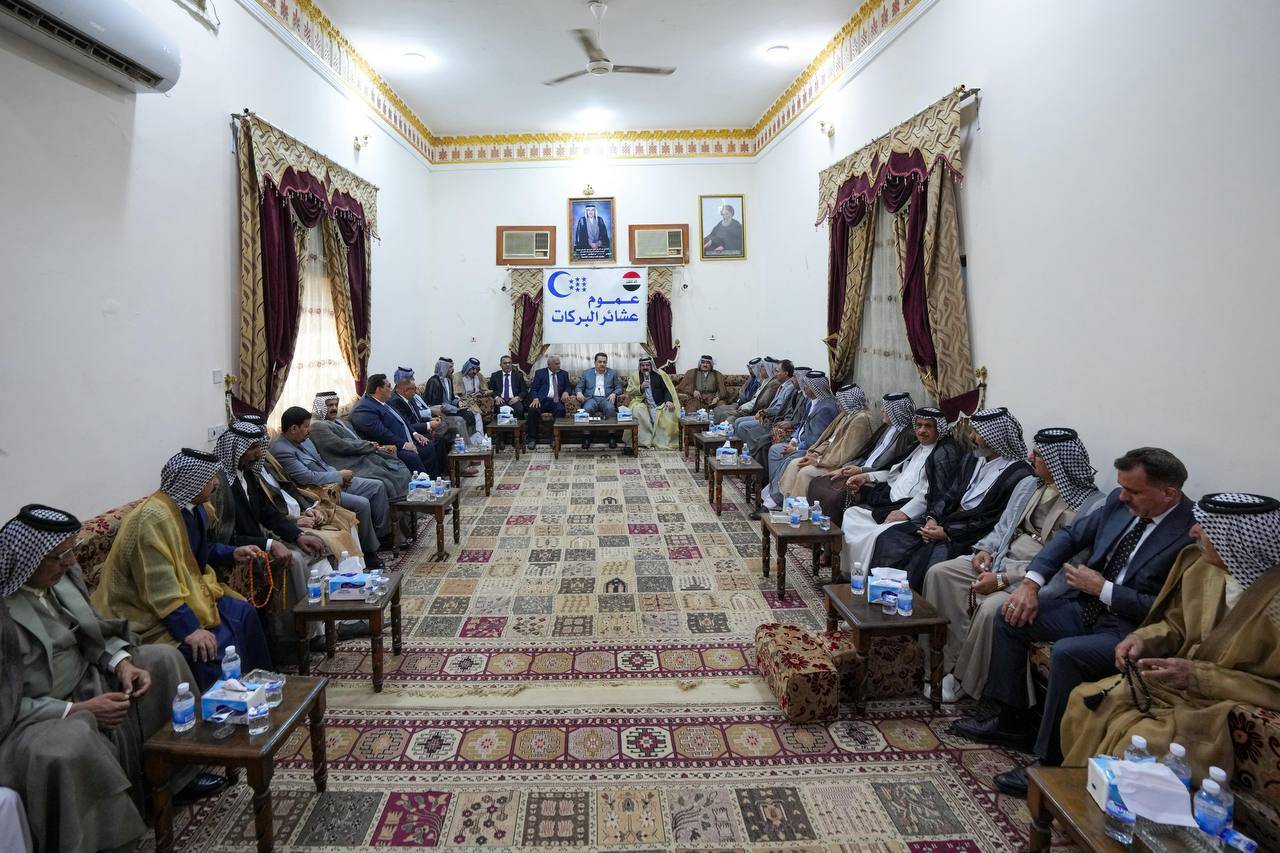  السوداني خلال زيارته لمضيف عشيرة البركات بالمثنى (الخليج)