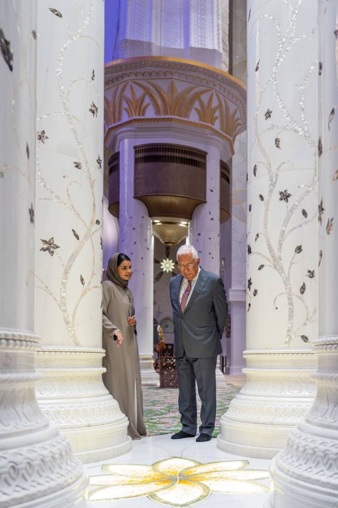 رئيس المجلس الأوروبي يزور جامع الشيخ زايد الكبير