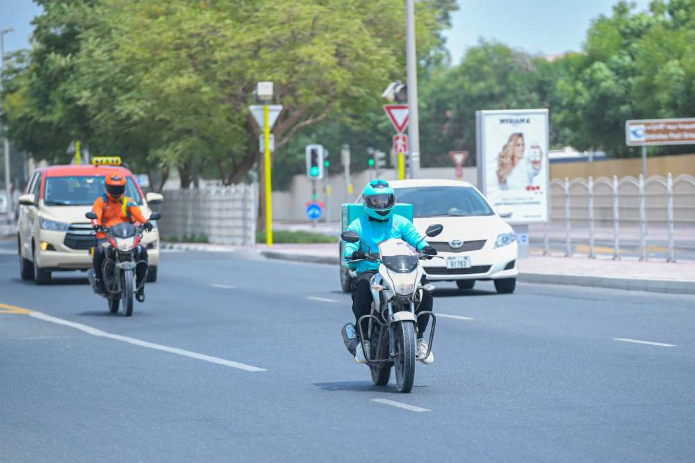 دبي والشارقة تبدآن تطبيق الضوابط الجديدة لسير دراجات التوصيل والمركبات الثقيلة غداً السبت