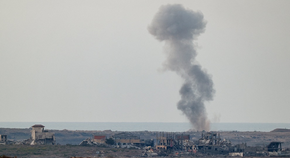 دخان يتصاعد بسبب ضربات في غزة