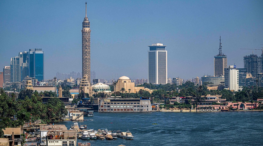 برج القاهرة يتوسط عددا من الأبراج في العاصمة المصرية