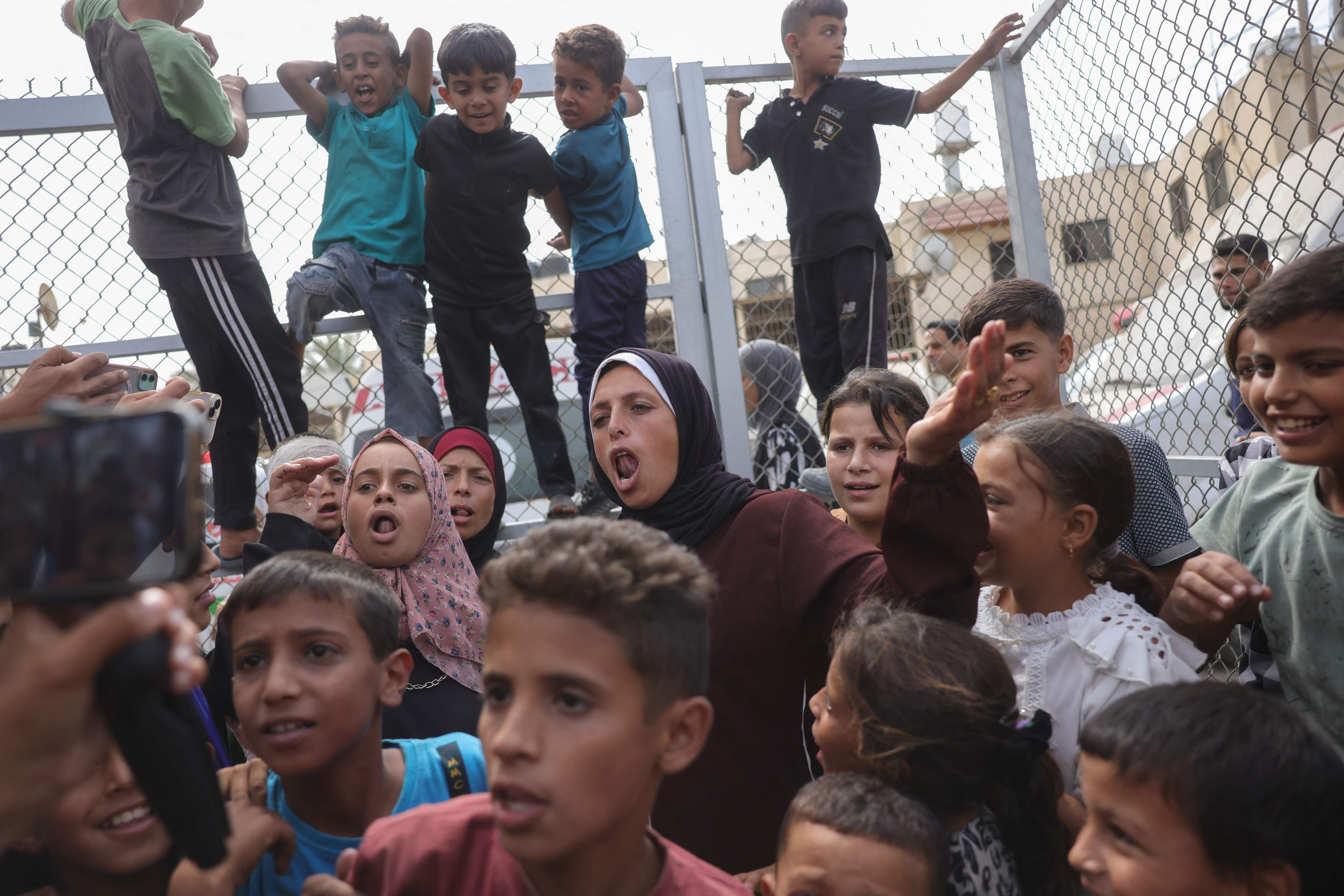 بالزغاريد والدموع..غزة تعيش الفرحة بوقف إطلاق النار