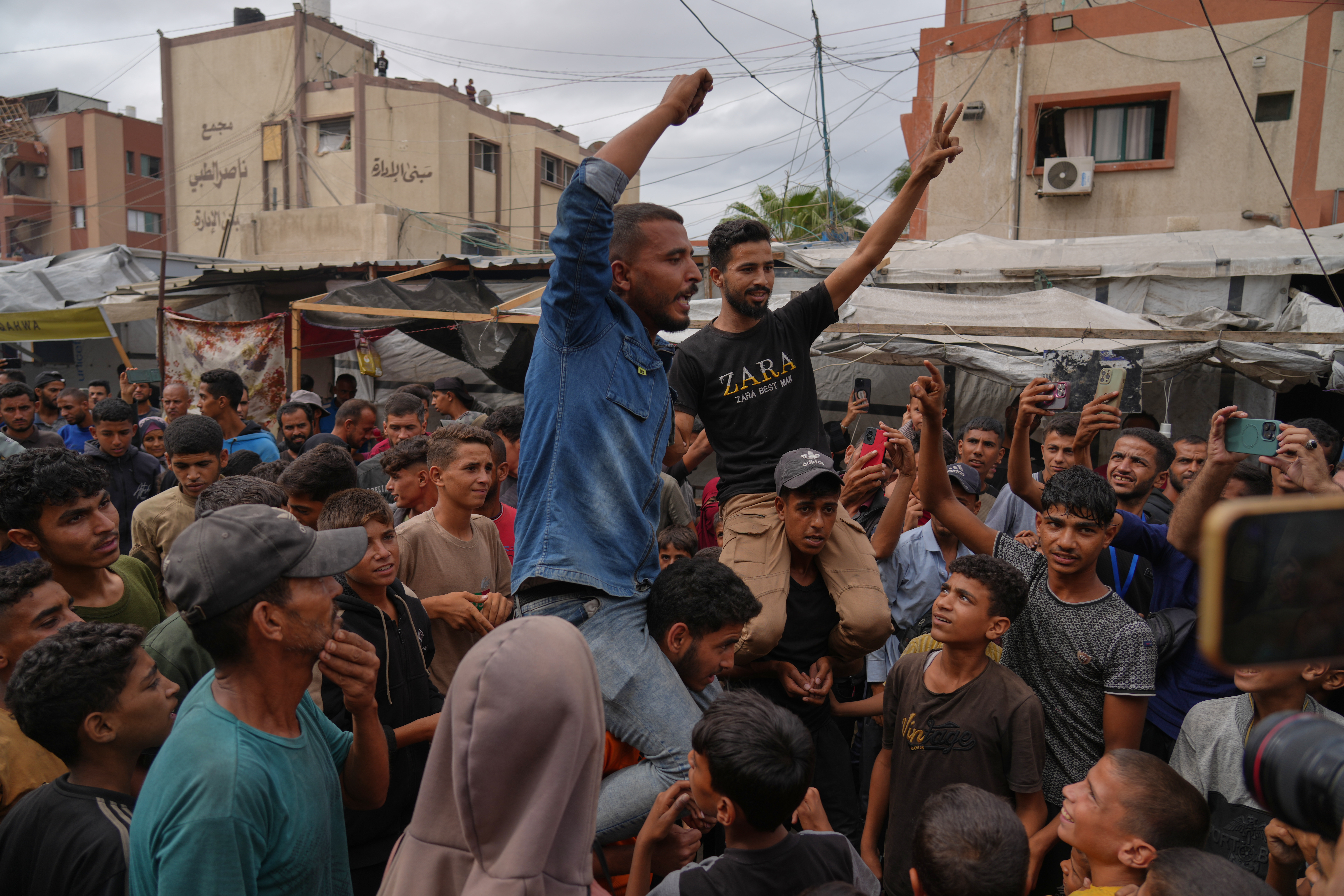 بالزغاريد والدموع..غزة تعيش الفرحة بوقف إطلاق النار