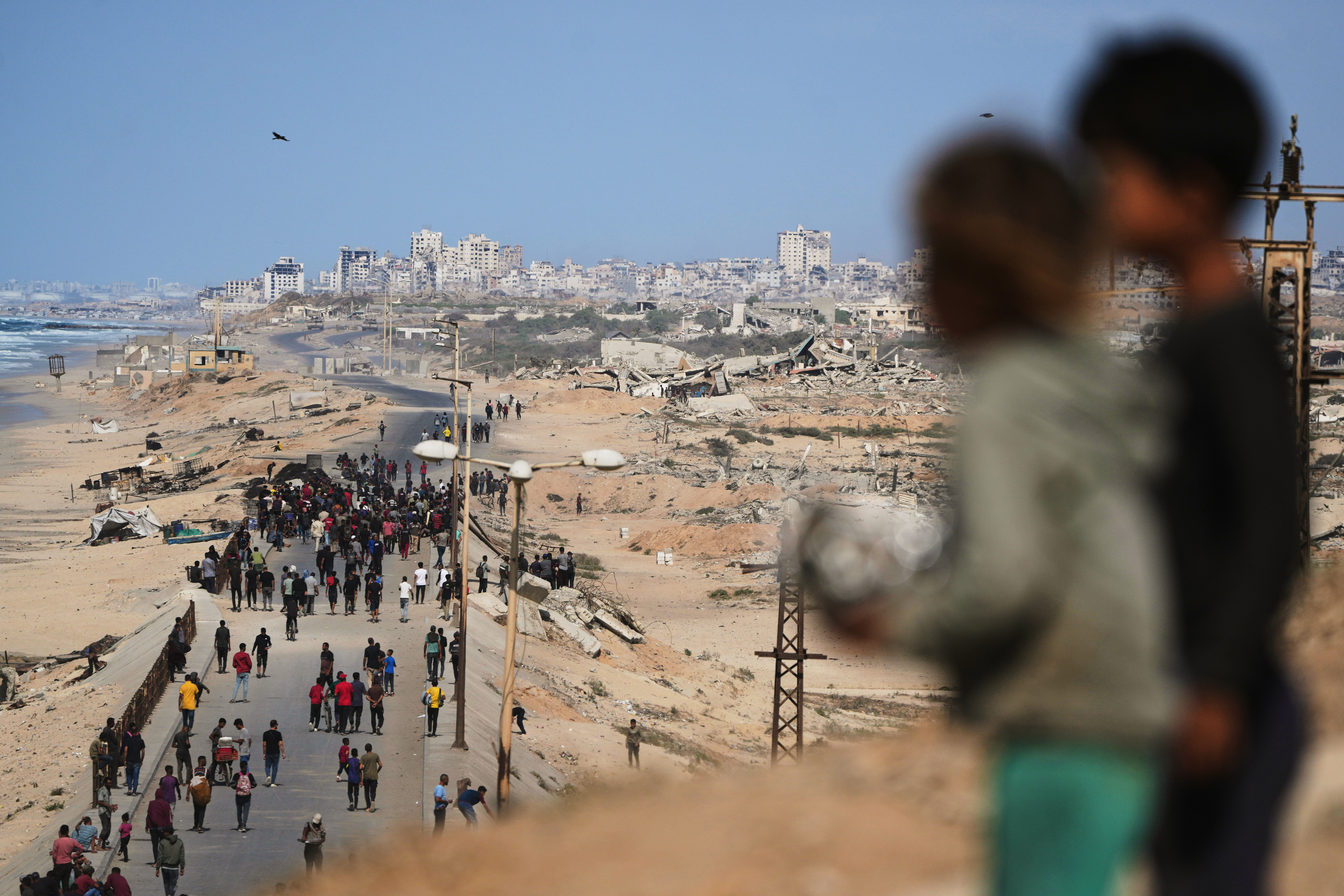 بالزغاريد والدموع..غزة تعيش الفرحة بوقف إطلاق النار