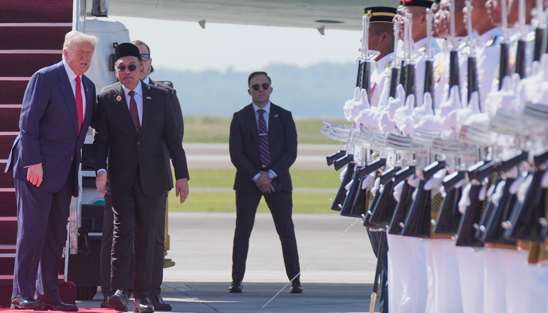 ترامب لدى نزوله من الطائرة وفي استقباله رئيس الوزراء الماليزي أنور إبراهيم