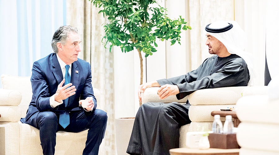  محمد بن زايد خلال استقباله دوغ بورغوم 