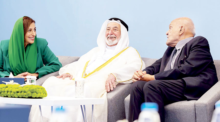  سلطان والشيخة بدور خلال استقبالهما مجدي يعقوب في زيارته الأخيرة للشارقة (أرشيفية) 