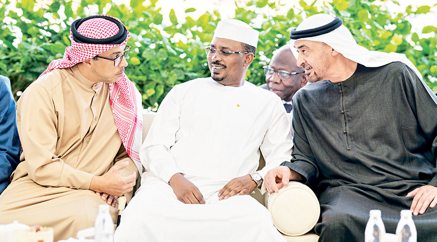 محمد بن زايد ومنصور بن زايد خلال استقبال محمد إدريس ديبي