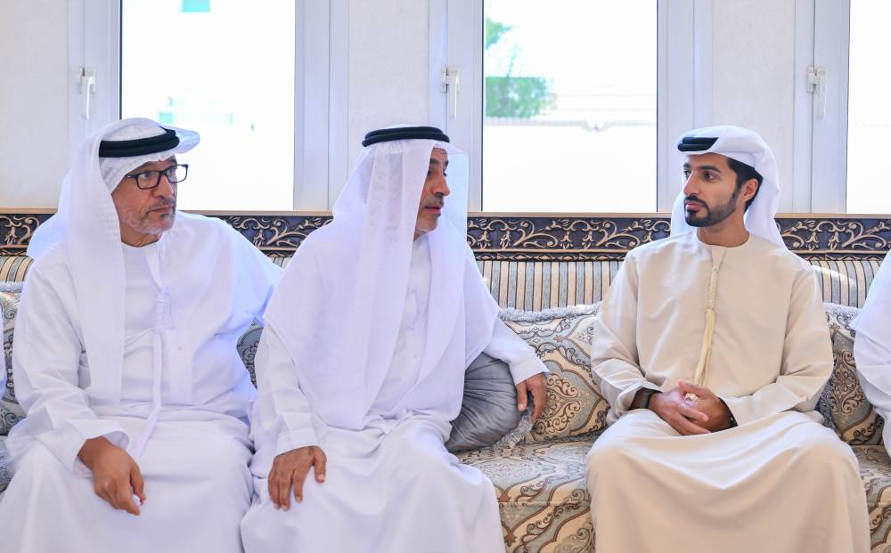 راشد بن حميد يقدم واجب العزاء إلى أسرة الفقيد