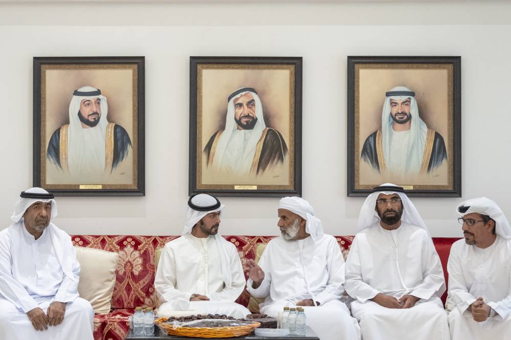 خليفة بن طحنون خلال تقديم واجب العزاء 