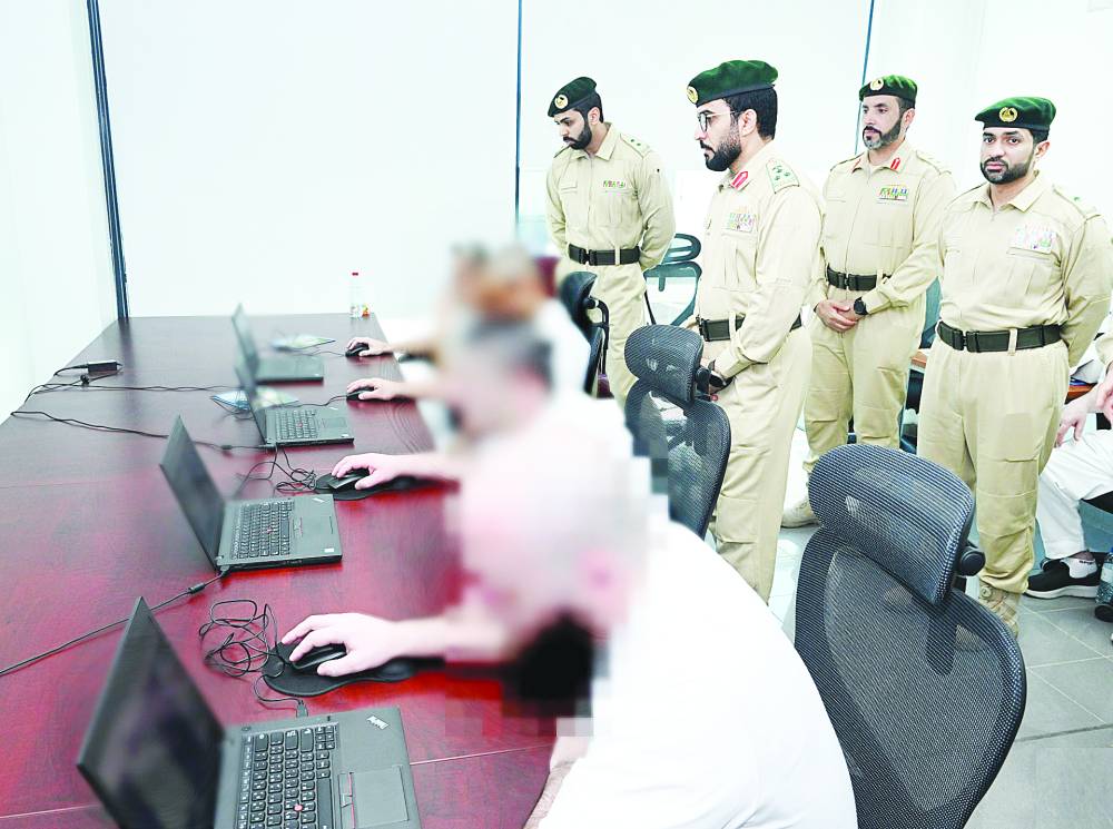 خلال متابعة نزلاء «عقابية دبي» في مشاركتهم ببطولة العالم