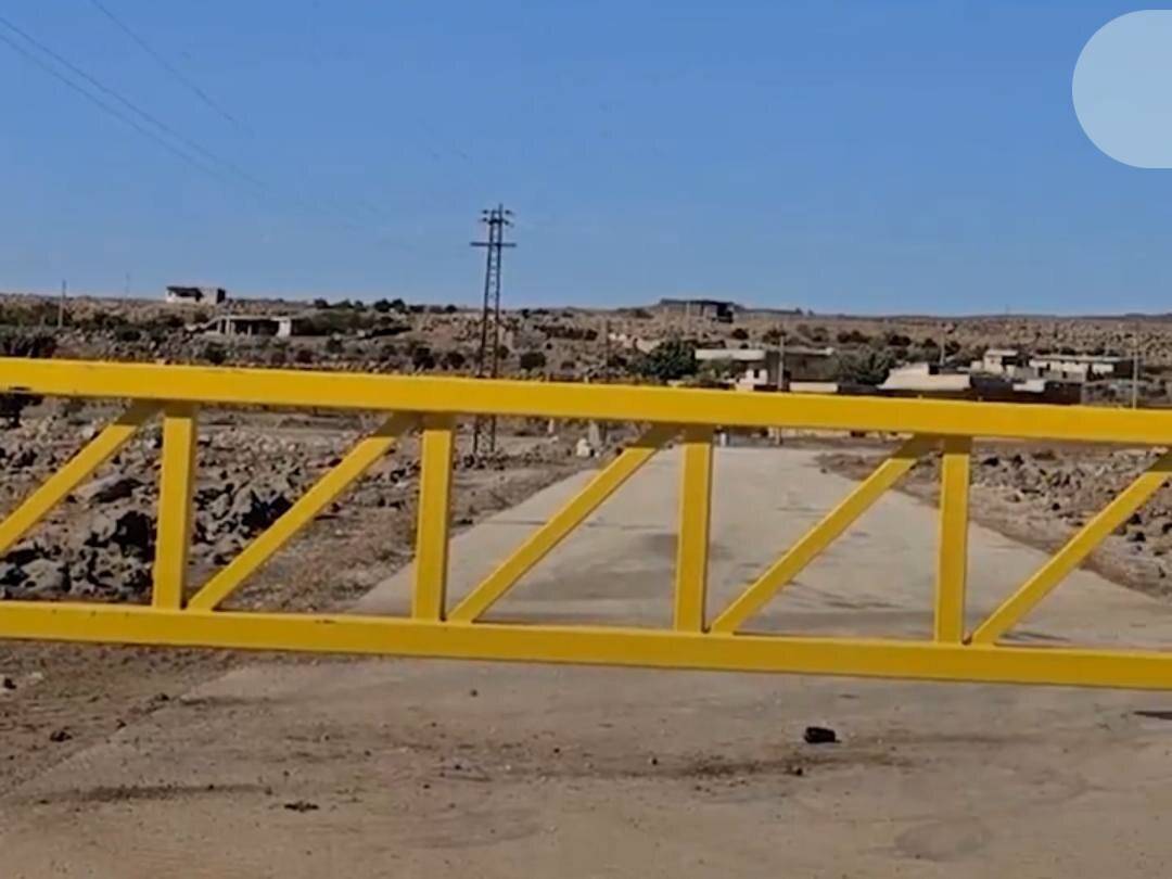  بوابة حديدية عند مدخل قرية الصمدانية الغربية بريف القنيطرة (سانا)