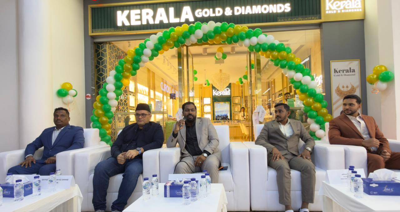 مسؤولو الشركة خلال افتتاح الفرع الأول للشركة