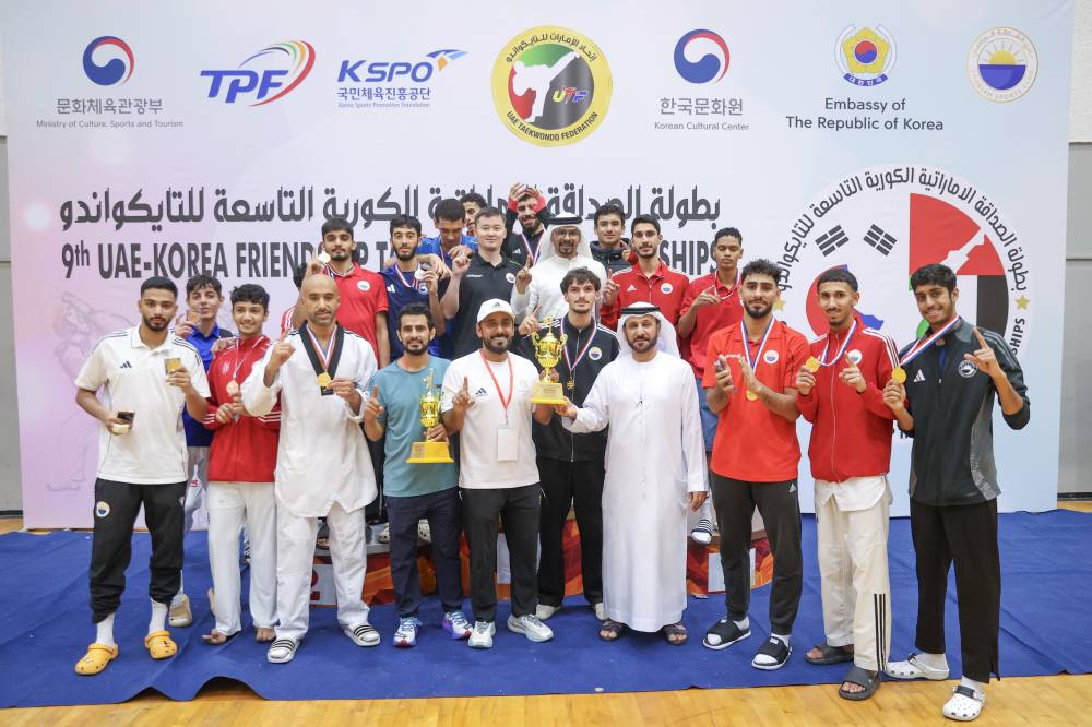 فريق الشارقة للرجال يحتفل بعد تتويجه