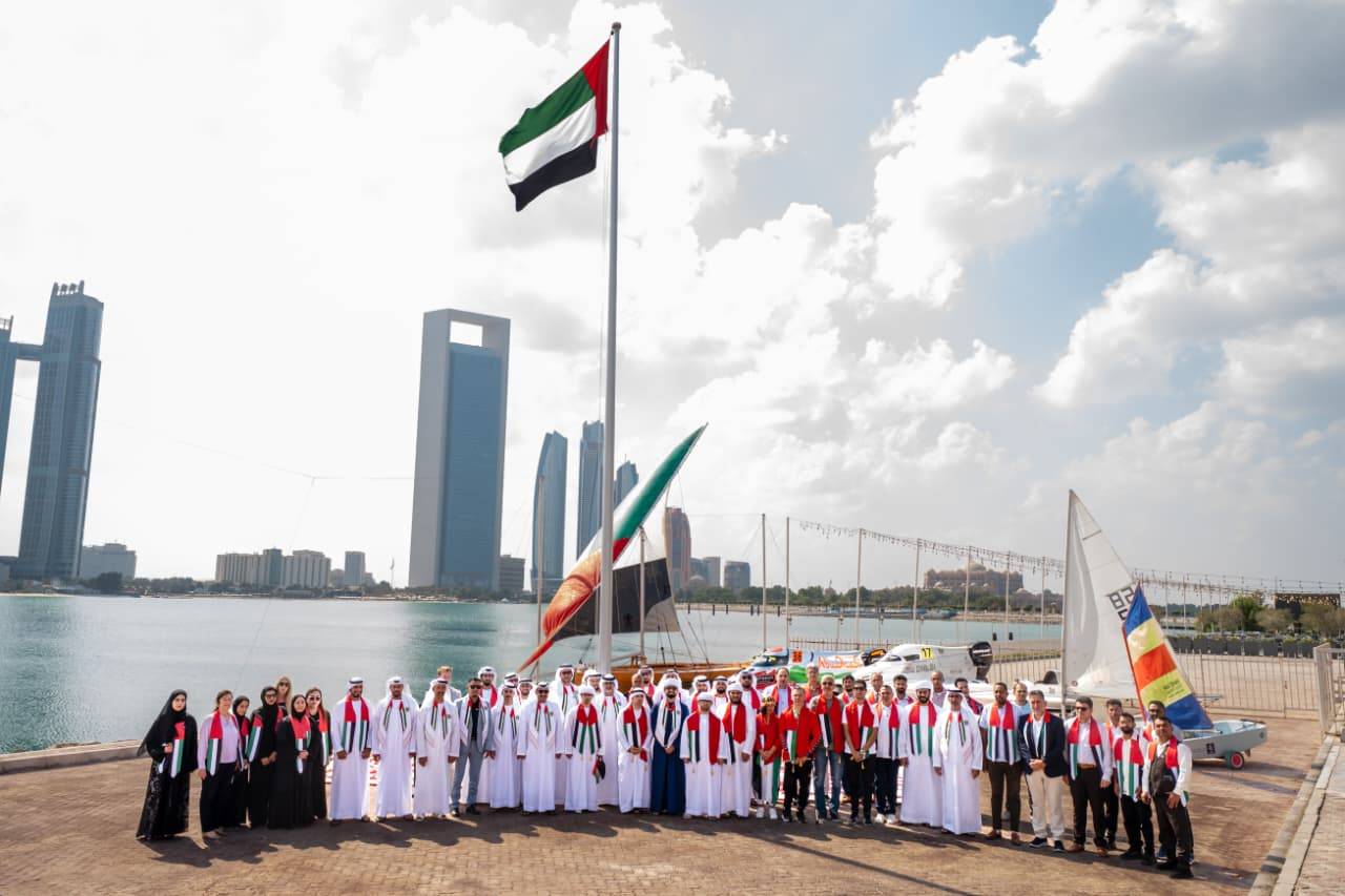 نادي أبوظبي للرياضات البحرية يرفع راية الوطن